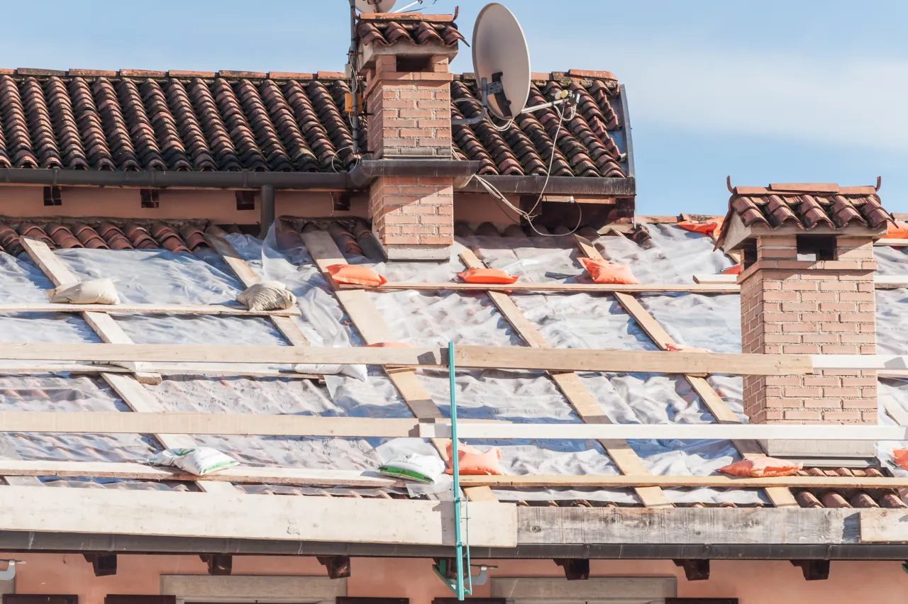 étanchéité toiture Orgelet – contrôle des noues, solins et faîtage